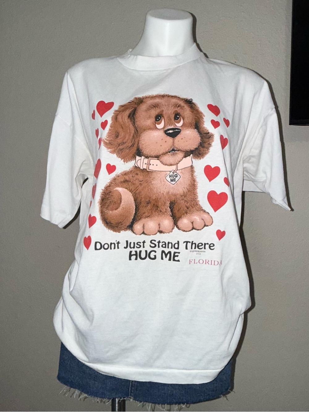 Vintage 90s White Dog Graphic Tee with Red Hearts - 'Hug Me' Puppy Design